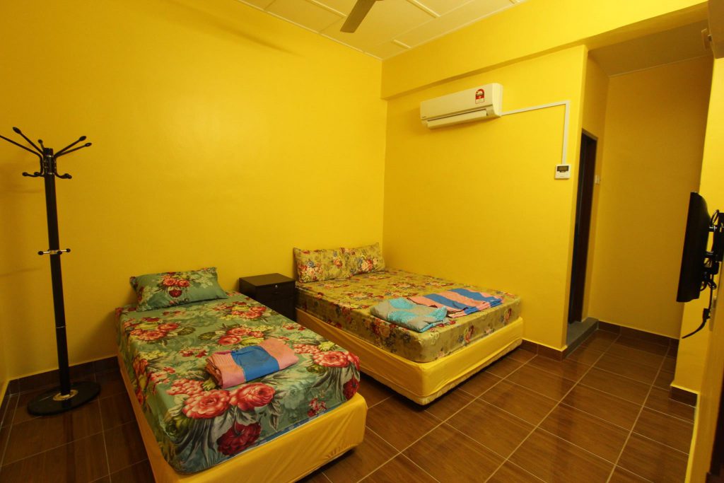 yellow cheer room in go pangkor holiday